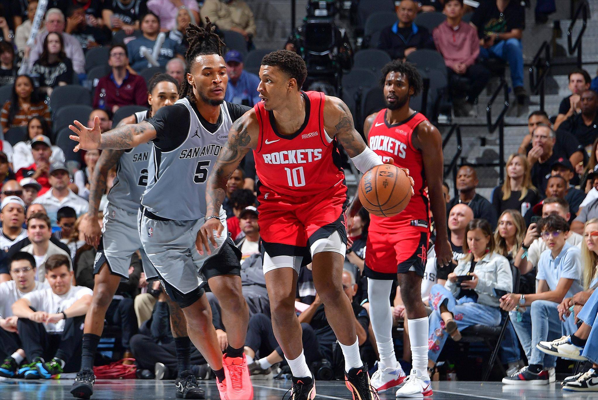 约基奇砍下118次25分+10助，史上其他中锋合计108场（约基奇25分+10助已达118场，超过其余中锋历史总和108场）