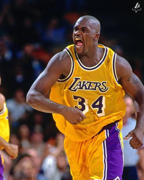 太丝滑了！约基奇上半场10中5得12分5板6助1断2帽 三分4中2（约基奇半场高效：10投5中拿下12分5板6助1断2帽，三分4投2中）