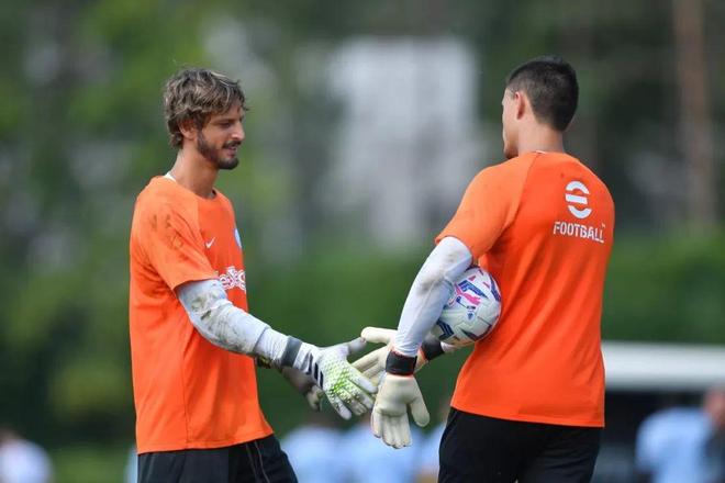 多库：我现在会主动要球；亨利教了我1对1过人的细节（多库：现在我会主动要球，亨利教给我一对一过人要诀）