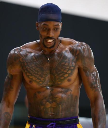 张佳玮：恩比德当下无球低效、高失误 不确定他还能否重回巅峰（张佳玮：恩比德无球表现低迷、失误频繁 能否重返巅峰仍存疑）