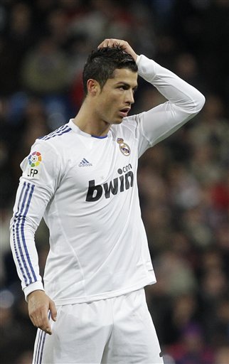 太真实了！网友昨日聚焦太阳替补席 雷霆飙进3分狄龙一脸生无可恋（笑哭了！网友昨把镜头对准太阳板凳，雷霆三分雨狂轰，狄龙表情直接破防）